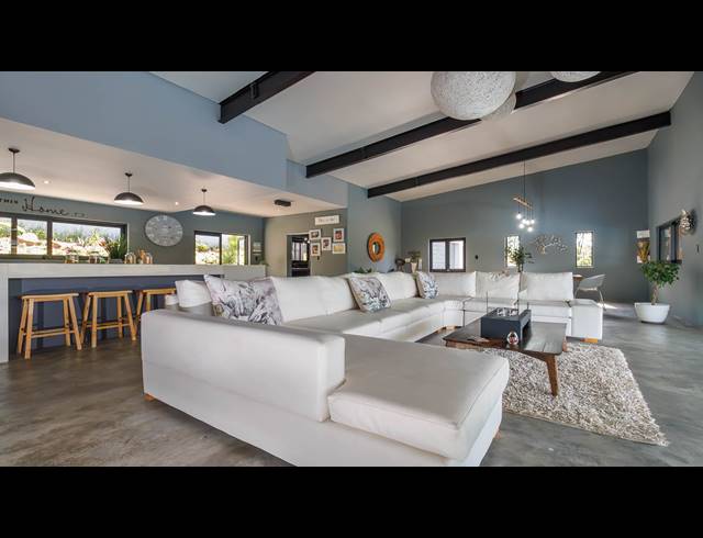 6 BEDROOM TOWNHOUSE FOR SALE IN CRESTHOLME